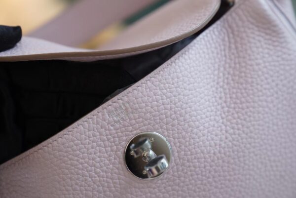 b7b5c1318fe4325 New Arrival Hermes Lindy 26CM 09 Mauve Pale Clemence Leather Silver Hardware