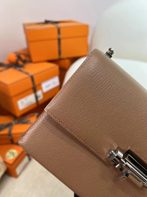 mmexport1717481758922 UAE Dubai Hermes Chevre Leather Verrou Mini 17CM 2J Quebracho Silver Hardware