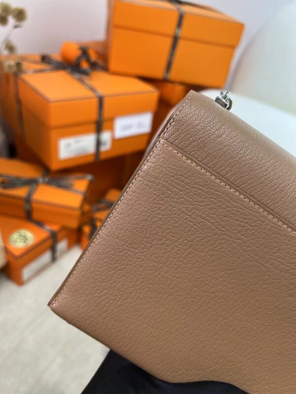 mmexport1717481761766 UAE Dubai Hermes Chevre Leather Verrou Mini 17CM 2J Quebracho Silver Hardware