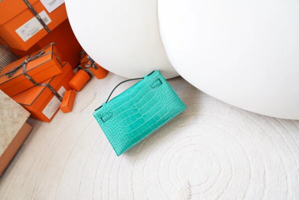mmexport1720592625980 Russia Moscow Hermes Shiny Alligator Crocodile Kelly Pochette 22cm O6 Vert Jade Gold Hardware