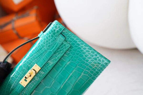 mmexport1720592627839 Russia Moscow Hermes Shiny Alligator Crocodile Kelly Pochette 22cm O6 Vert Jade Gold Hardware