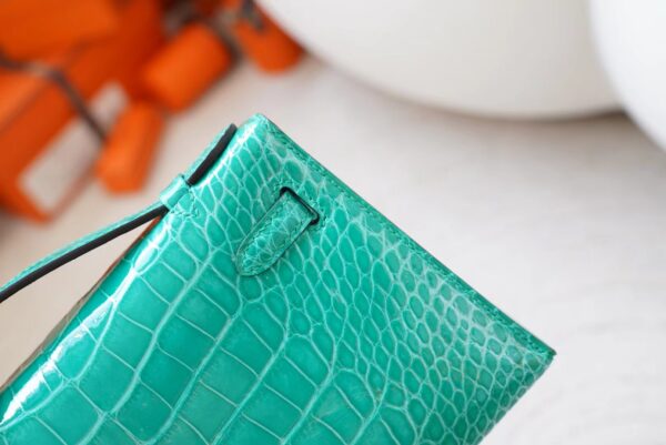 mmexport1720592629700 Russia Moscow Hermes Shiny Alligator Crocodile Kelly Pochette 22cm O6 Vert Jade Gold Hardware