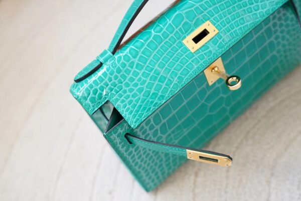 mmexport1720592633404 Russia Moscow Hermes Shiny Alligator Crocodile Kelly Pochette 22cm O6 Vert Jade Gold Hardware