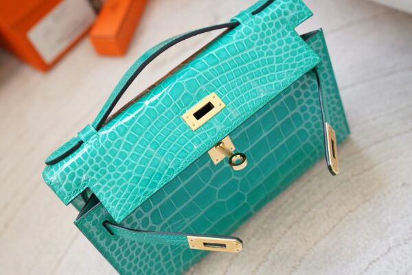 mmexport1720592637243 Russia Moscow Hermes Shiny Alligator Crocodile Kelly Pochette 22cm O6 Vert Jade Gold Hardware