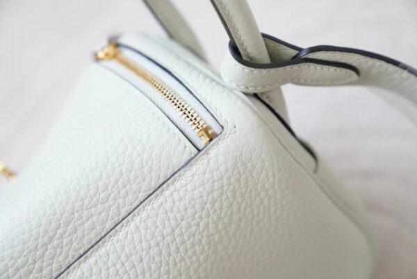 mmexport1720678342520 Russia Moscow Hermes Mini Lindy 19CM Clemence Leather 0W Gris Neve Gold Hardware