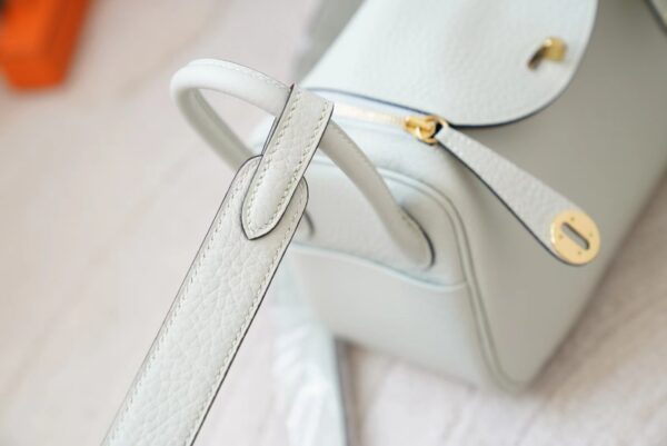 mmexport1720678349946 Russia Moscow Hermes Mini Lindy 19CM Clemence Leather 0W Gris Neve Gold Hardware