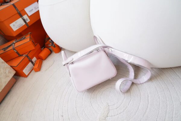 mmexport1720678463951 Hermes Bag Images 09 Mauve Pale & 2S Sesame Swift Leather Mini Lindy 19CM Silver Hardware