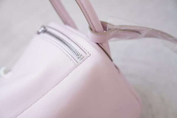 mmexport1720678465853 Hermes Bag Images 09 Mauve Pale & 2S Sesame Swift Leather Mini Lindy 19CM Silver Hardware
