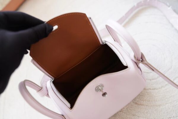 mmexport1720678475630 Hermes Bag Images 09 Mauve Pale & 2S Sesame Swift Leather Mini Lindy 19CM Silver Hardware