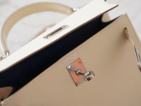 mmexport1721455993281 Russia Moscow Hermes Mini Kelly 19CM Epsom 10 Craie / Deep Blue Silver Hardware