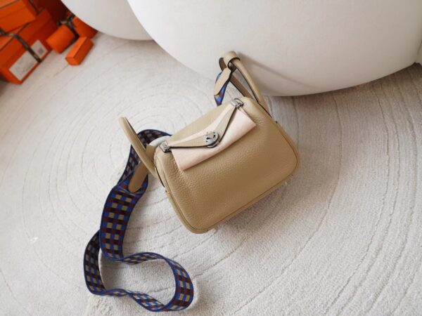 mmexport1721456053668-1 Hermes Bag Images Mini Lindy 19CM Clemence Leather S2 Gris Trench Knitted Strap Silver Hardware
