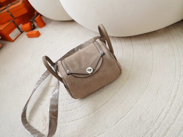 mmexport1722418089463 UK London Hermes Mini Lindy 19CM Suede & Swift Leather 18 Etoupe Silver Hardware