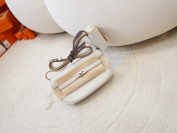 mmexport1725518140733-1 Canada Ottawa Hermes Kelly Moove Bag M4 Gris Pale Swift Leather Silver Hardware