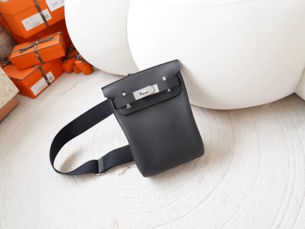 mmexport1727074591576-1 UK London Hermes Hac A Dos Togo 89 Noir / Blue France Silver Hardware