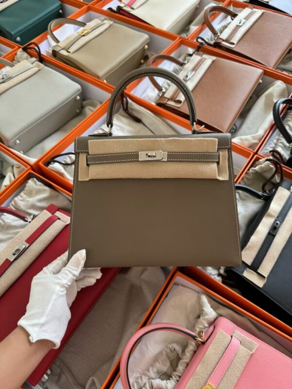 mmexport1729587376654-1 Russia Moscow Hermes Kelly Sellier 25CM Epsom Leather CK18 Etoupe Silver Hardware
