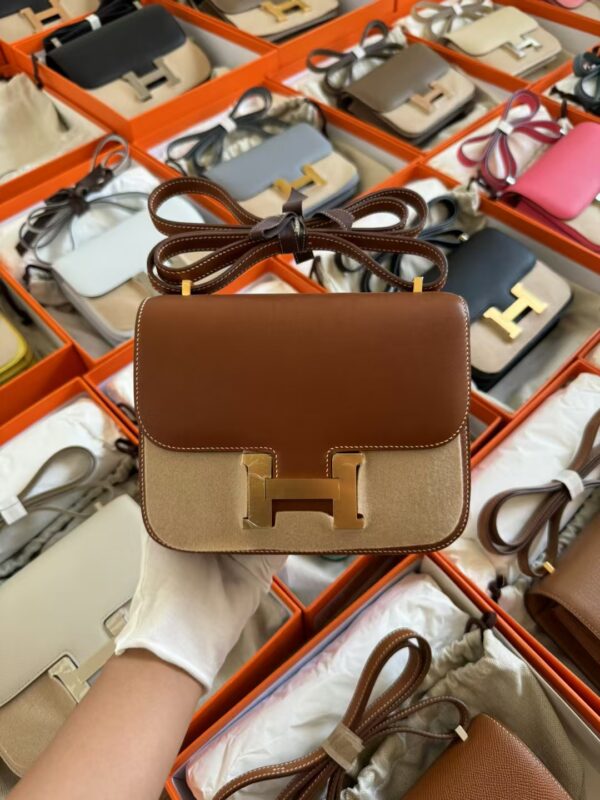 mmexport1729760196618-1 Australia Sydney Hermes CC37 Gold Barenia Leather Constance 19CM Gold Hardware