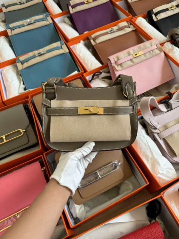 mmexport1729848036796-1 UAE Dubai Hermes CC18 Etoupe Swift Leather Jypsiere Mini 23CM Gold Hardware