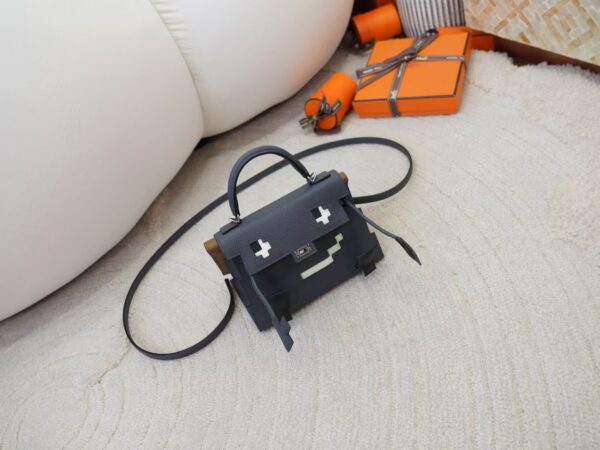 mmexport1731058077998 UK London Hermes Kelly Doll Picto 16CM Epsom Leather H0 Gris Misty Silver Hardware