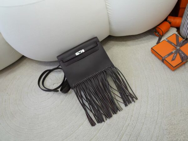 mmexport1733561146730 UK London Tassel Kelly Danse 22CM CK46 Ebene Evercolor Leather Silver Hardware