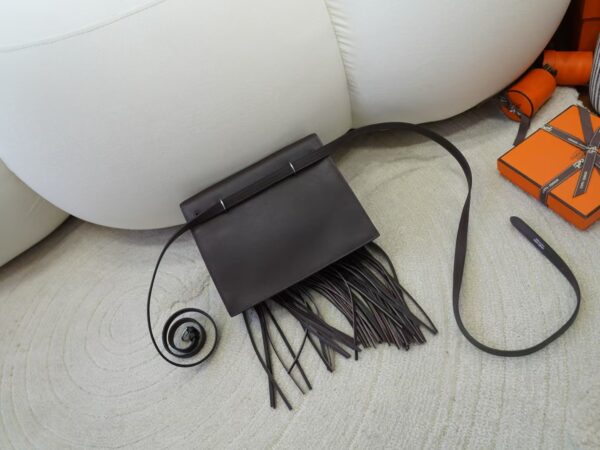mmexport1733561148767 UK London Tassel Kelly Danse 22CM CK46 Ebene Evercolor Leather Silver Hardware