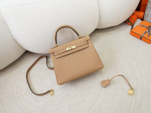 mmexport1734075525541 Women’s Tote Bag Kelly 25CM Togo Leather 0M Chai Gold Hardware