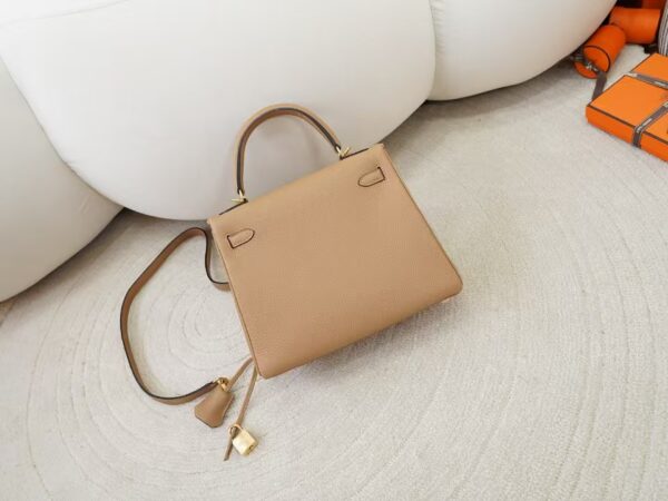 mmexport1734075529170 Women’s Tote Bag Kelly 25CM Togo Leather 0M Chai Gold Hardware