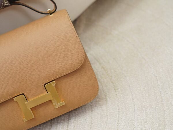 mmexport1735374625214 Luxury Bag Constance 19CM Epsom Leather 0M Chai Gold Hardware