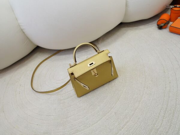 mmexport1735888560399 Hermes Clutch Bag Mini Kelly 19CM Chevre Leather Y9 Dore Light Gold Hardware