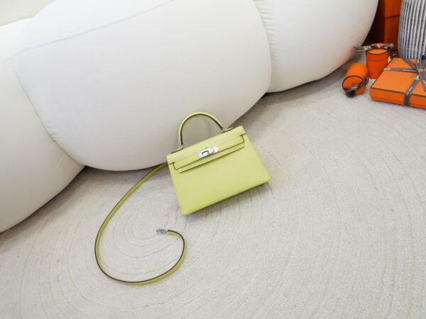 mmexport1735888643228-1 UK London Constance 19CM Chevre Leather R9 Jaune Bourgeon Silver Hardware