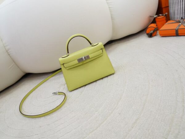 mmexport1735888644992 UK London Constance 19CM Chevre Leather R9 Jaune Bourgeon Silver Hardware