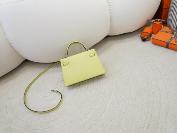 mmexport1735888646787 UK London Constance 19CM Chevre Leather R9 Jaune Bourgeon Silver Hardware