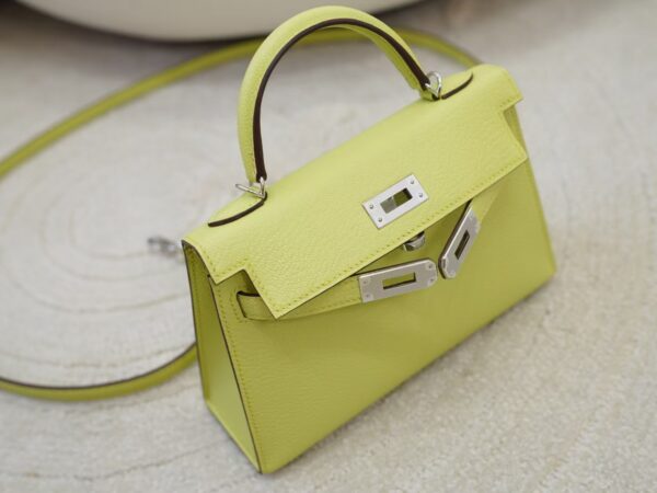 mmexport1735888648595 UK London Constance 19CM Chevre Leather R9 Jaune Bourgeon Silver Hardware
