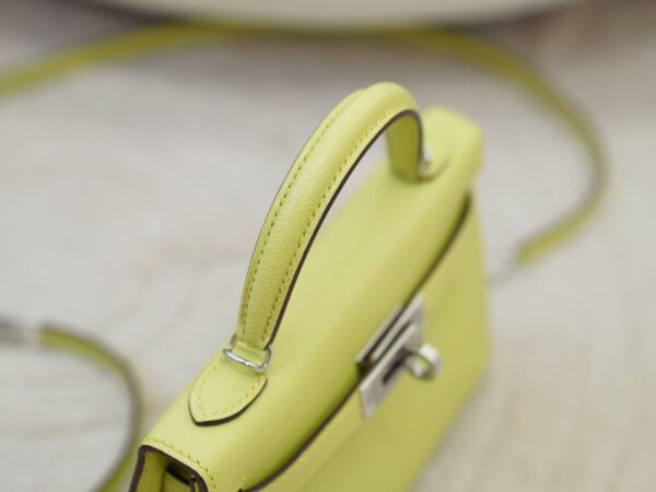 mmexport1735888650385 UK London Constance 19CM Chevre Leather R9 Jaune Bourgeon Silver Hardware