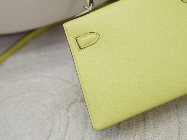mmexport1735888652311 UK London Constance 19CM Chevre Leather R9 Jaune Bourgeon Silver Hardware