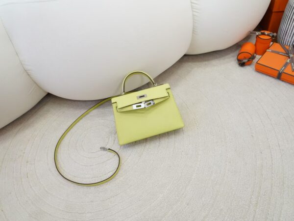 mmexport1735888654073 UK London Constance 19CM Chevre Leather R9 Jaune Bourgeon Silver Hardware