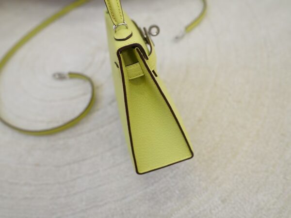 mmexport1735888655932 UK London Constance 19CM Chevre Leather R9 Jaune Bourgeon Silver Hardware