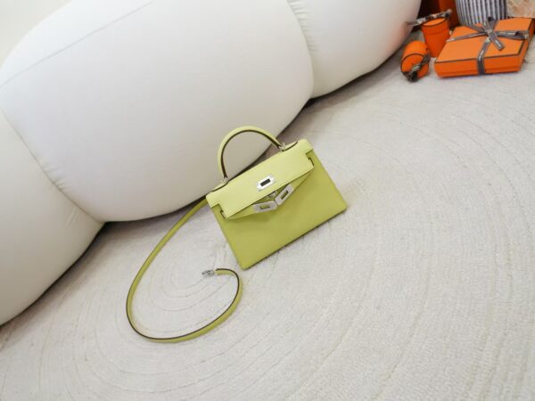 mmexport1735888657783 UK London Constance 19CM Chevre Leather R9 Jaune Bourgeon Silver Hardware