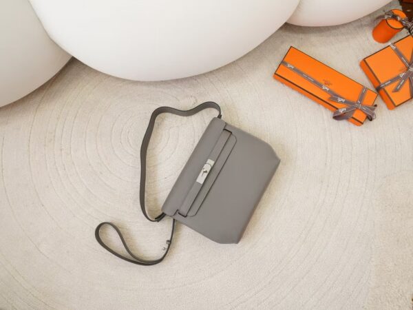 mmexport1744095355225 UK London Hermes Togo Leather 0W Gris Neve Kelly Depeches 25CM Clutch Bag Silver Hardware