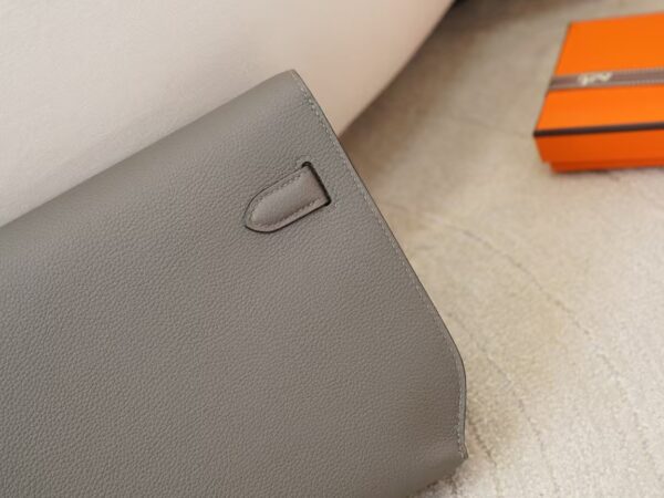 mmexport1744095358775 UK London Hermes Togo Leather 0W Gris Neve Kelly Depeches 25CM Clutch Bag Silver Hardware