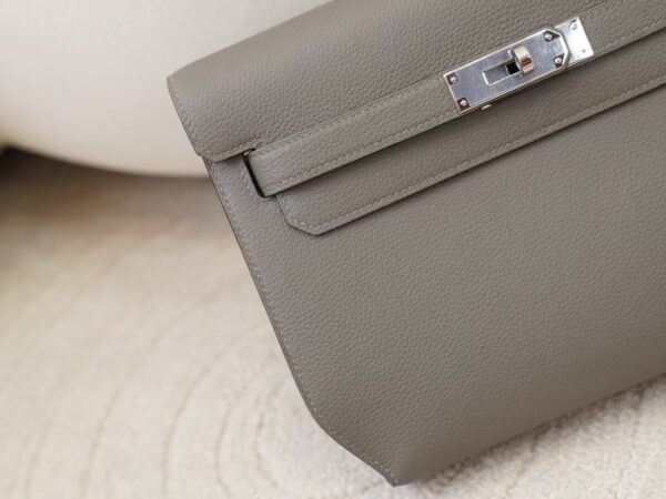 mmexport1744095360597 UK London Hermes Togo Leather 0W Gris Neve Kelly Depeches 25CM Clutch Bag Silver Hardware