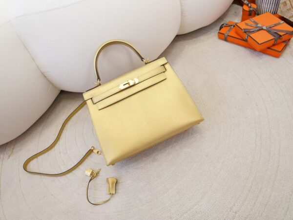 mmexport1744179047701 Australia Canberra Hermes Chevre Leather Kelly Sellier 28CM New Color Y9 Dore Gold Hardware