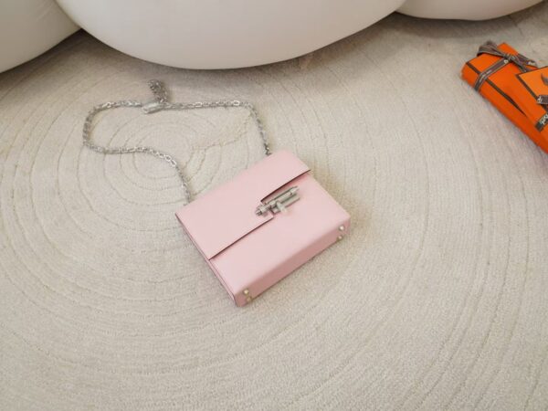 mmexport1744179201616 Hermes Chain Bag Verrou Mini 17CM Chevre Leather 3Q Rose Sakura Silver Hardware