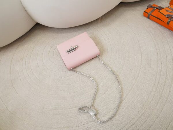 mmexport1744179203423 Hermes Chain Bag Verrou Mini 17CM Chevre Leather 3Q Rose Sakura Silver Hardware