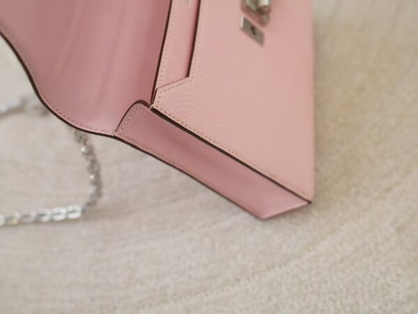mmexport1744179210132 Hermes Chain Bag Verrou Mini 17CM Chevre Leather 3Q Rose Sakura Silver Hardware