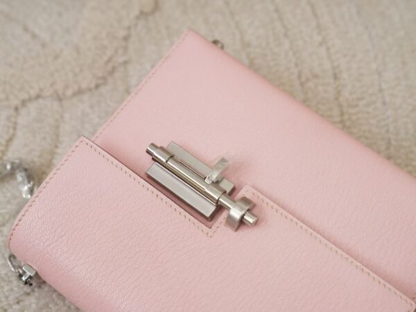 mmexport1744179216493 Hermes Chain Bag Verrou Mini 17CM Chevre Leather 3Q Rose Sakura Silver Hardware