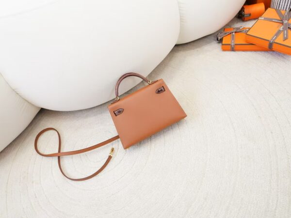 mmexport1744615121862 Hermes Mini Kelly Touch 19CM 37 Gold Madame / 33 Miel Shiny Crocodile Gold Hardware