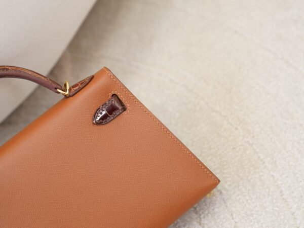 mmexport1744615127207 Hermes Mini Kelly Touch 19CM 37 Gold Madame / 33 Miel Shiny Crocodile Gold Hardware