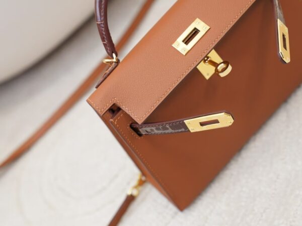 mmexport1744615132728 Hermes Mini Kelly Touch 19CM 37 Gold Madame / 33 Miel Shiny Crocodile Gold Hardware