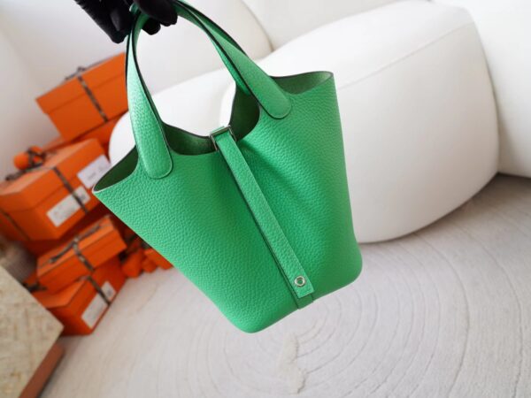 videommexport1726737492511 USA New York Hermes Clemence Leather Picotin 18CM 0Z Vert Comics Silver Hardware