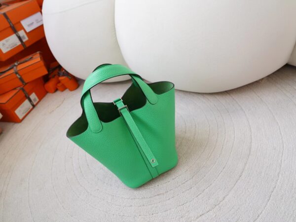 videommexport1726737494621 USA New York Hermes Clemence Leather Picotin 18CM 0Z Vert Comics Silver Hardware